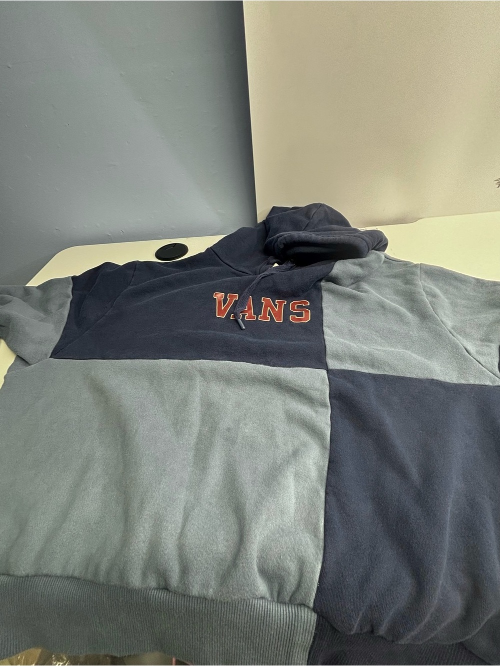 Vans Academy Check Blue
Colorblock "Off The Wall" Hoodie
- Size M - Picture 3 of 6